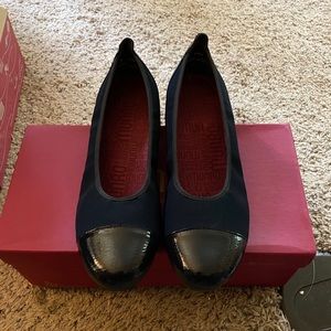 New in box Munro Henlee Flat Cap Toe Navy Blue 11M